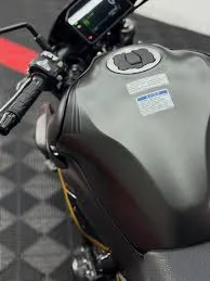 Tanque de moto protegido com PPF de acabamento fosco
