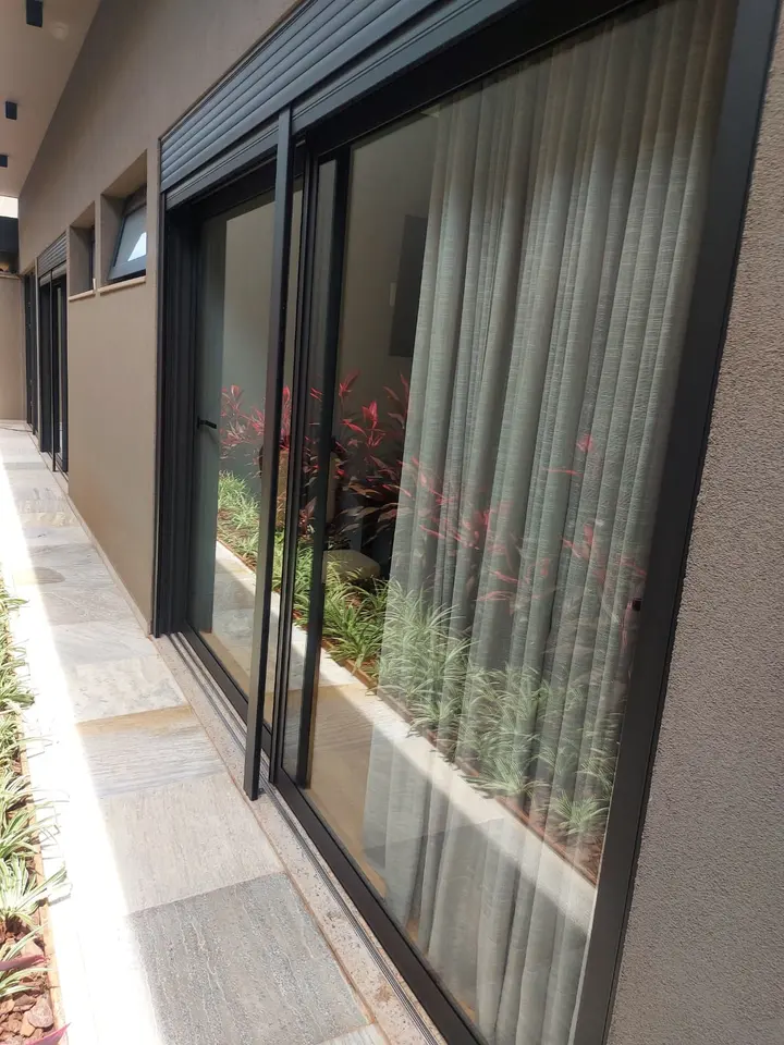 Fachada de vidro comercial com película de controle solar