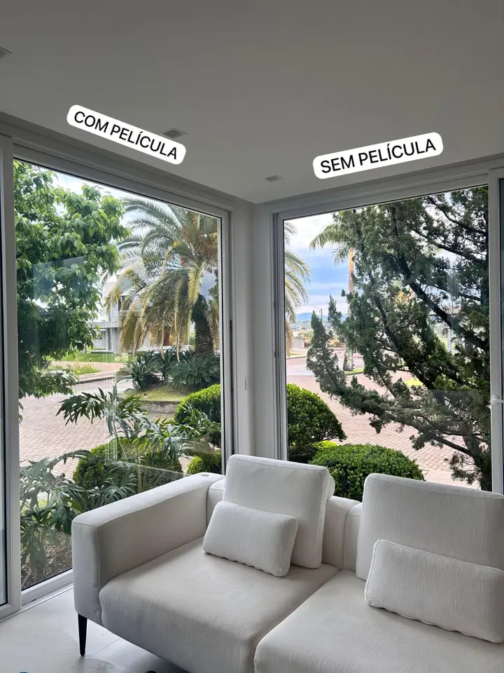 Sala com vidro sem película e com película de redução de calor