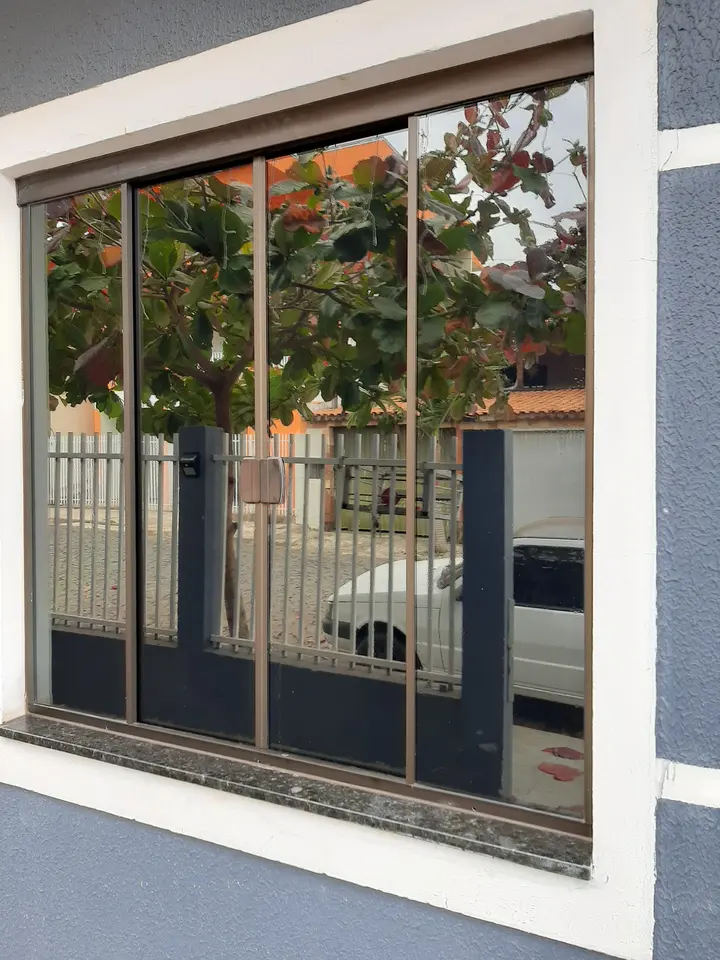 Fachada com película semirrefletiva de controle solar
