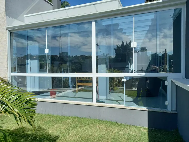 Varanda envidraçada com película transparente vista de fora