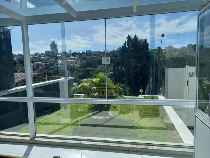Varanda envidraçada com película transparente e vista livre