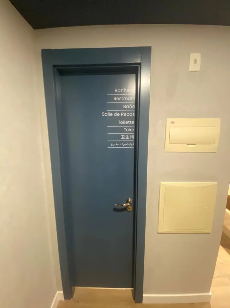 Adesivagem de porta e Parede