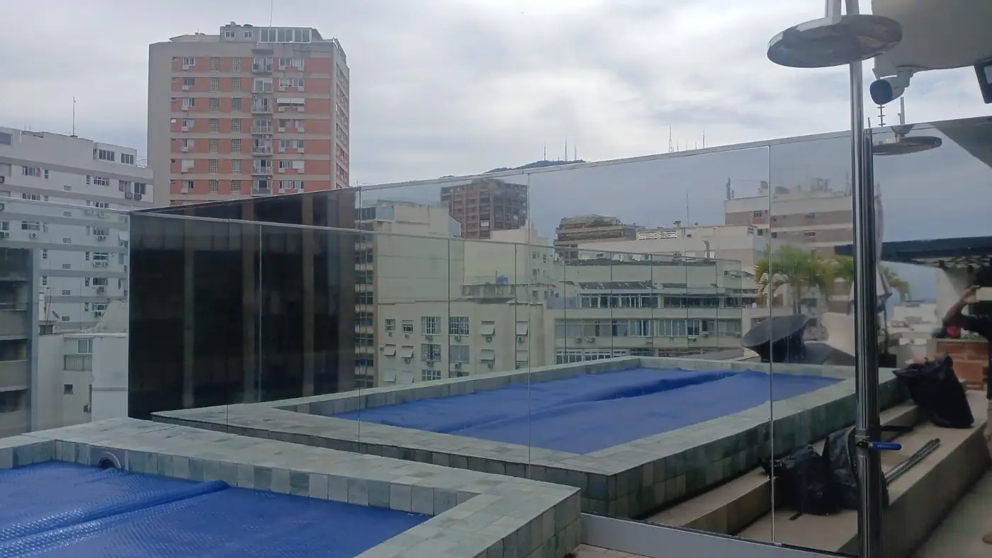 Película espelhada em cobertura com piscina