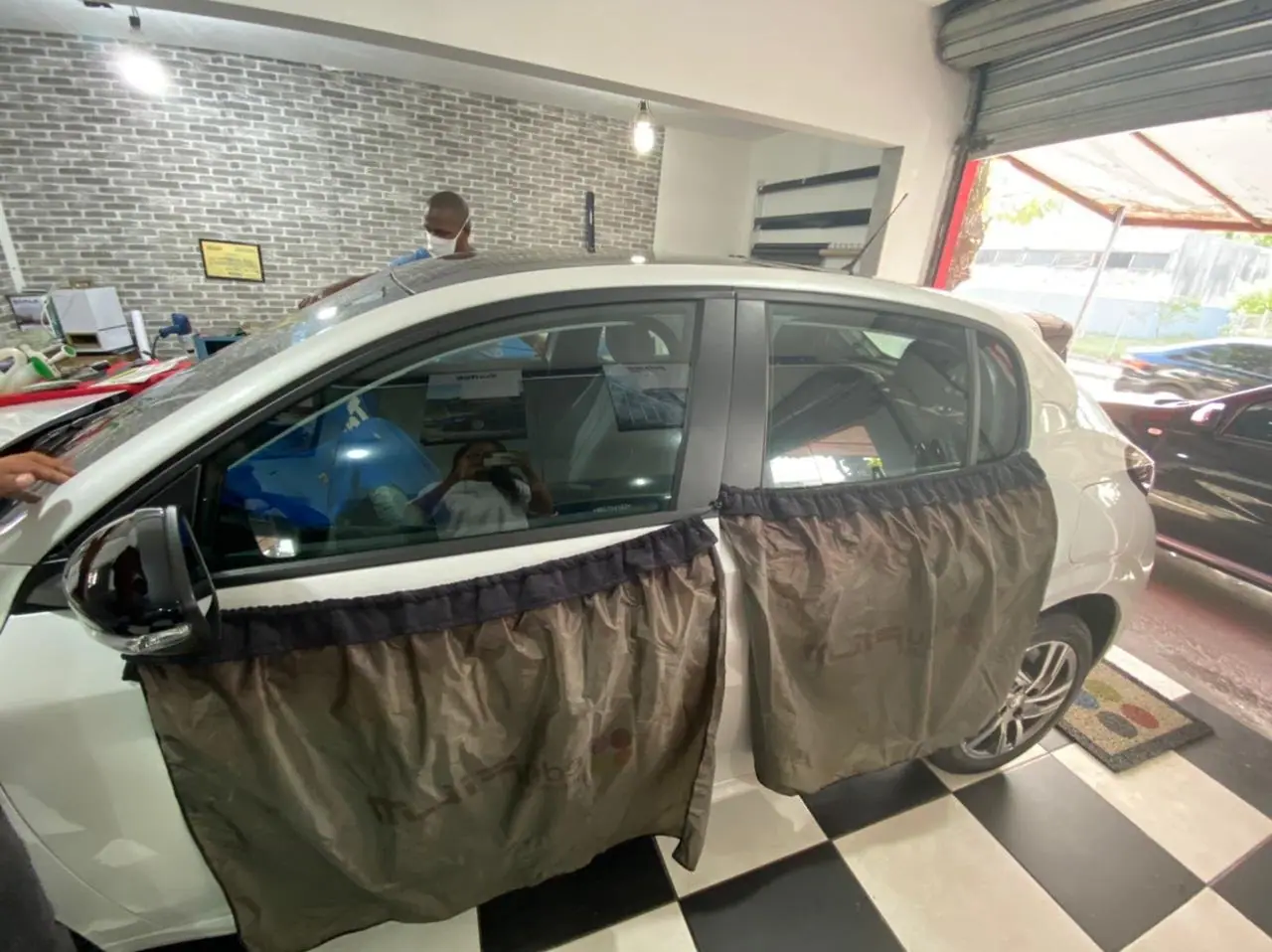 Insulfilm Automotivo: trabalho com película