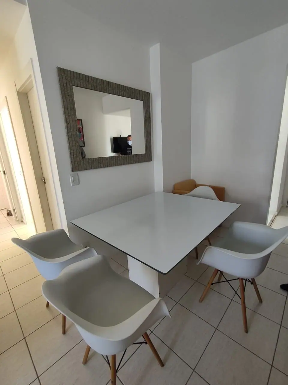 Película Branca em Mesa de Vidro