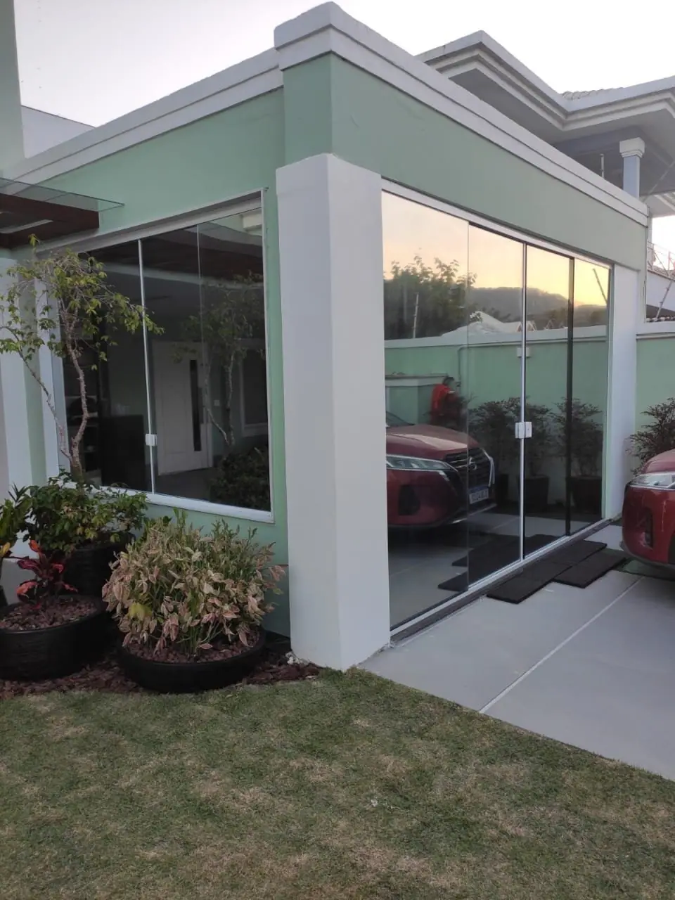 Película Espelhada em Fachada de Vidro de Casa