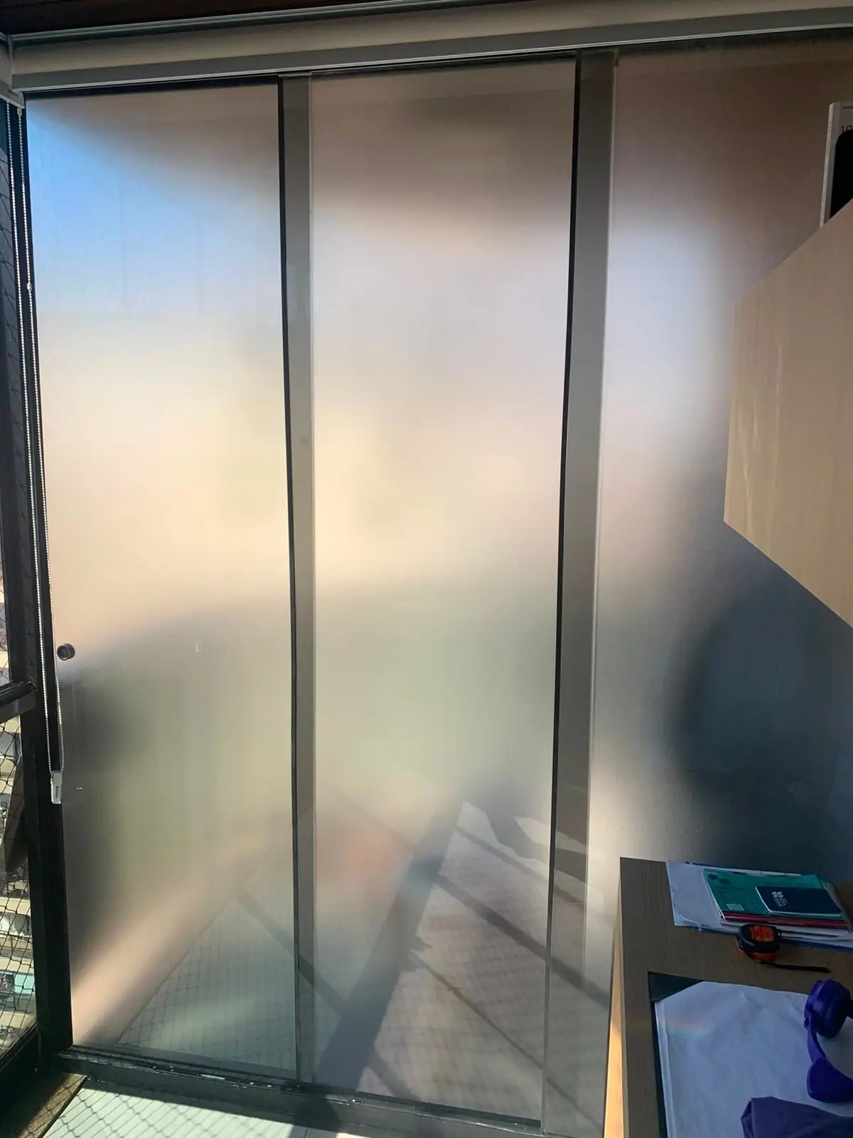 Como tampar vidro de porta