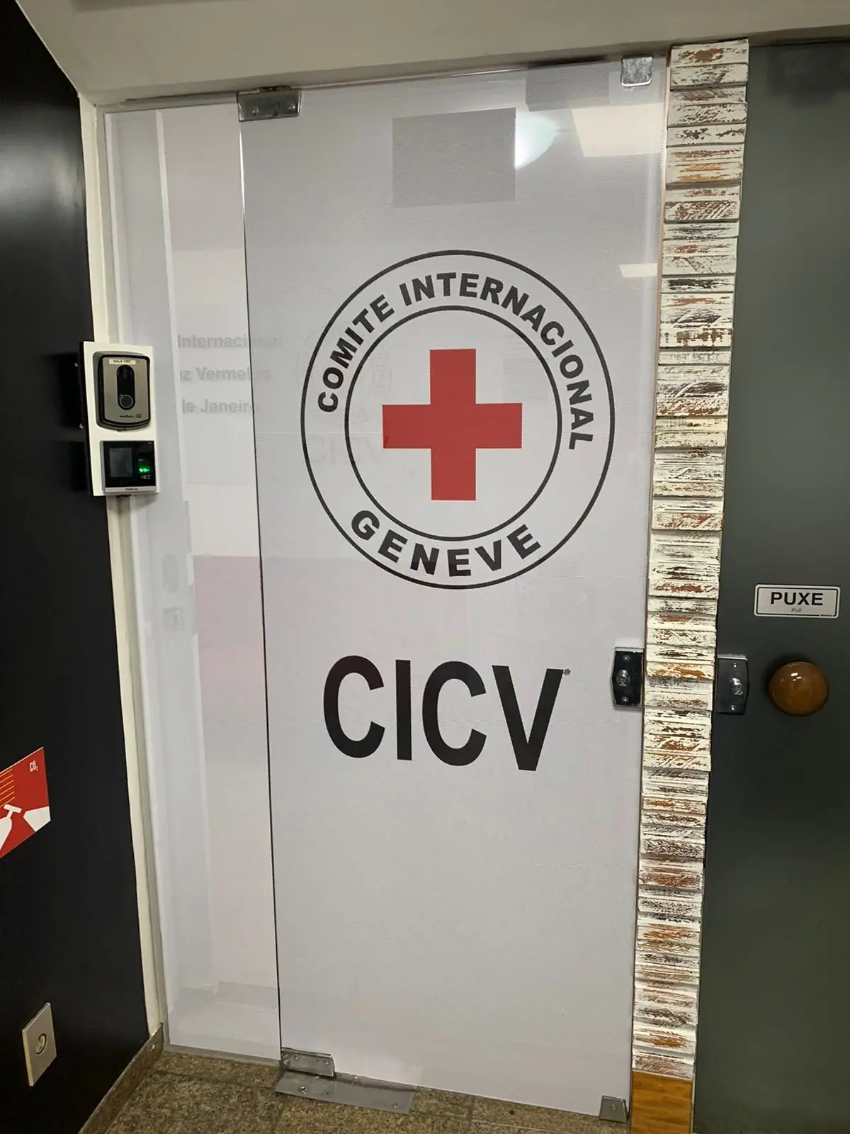 Película Jateada Leitosa Branca em Porta de Vidro